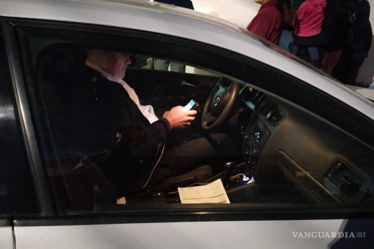 $!Mientras personas que transitaban por la zona se aceraron para intentar ayudar a la lesionada, el conductor del Jetta no se bajó del vehículo.