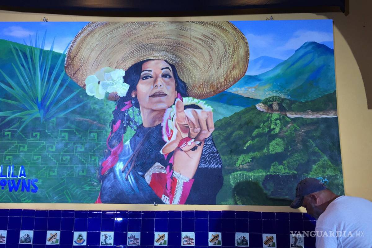 $!Pintor saltillense inmortaliza a Lila Downs en el Tenampa