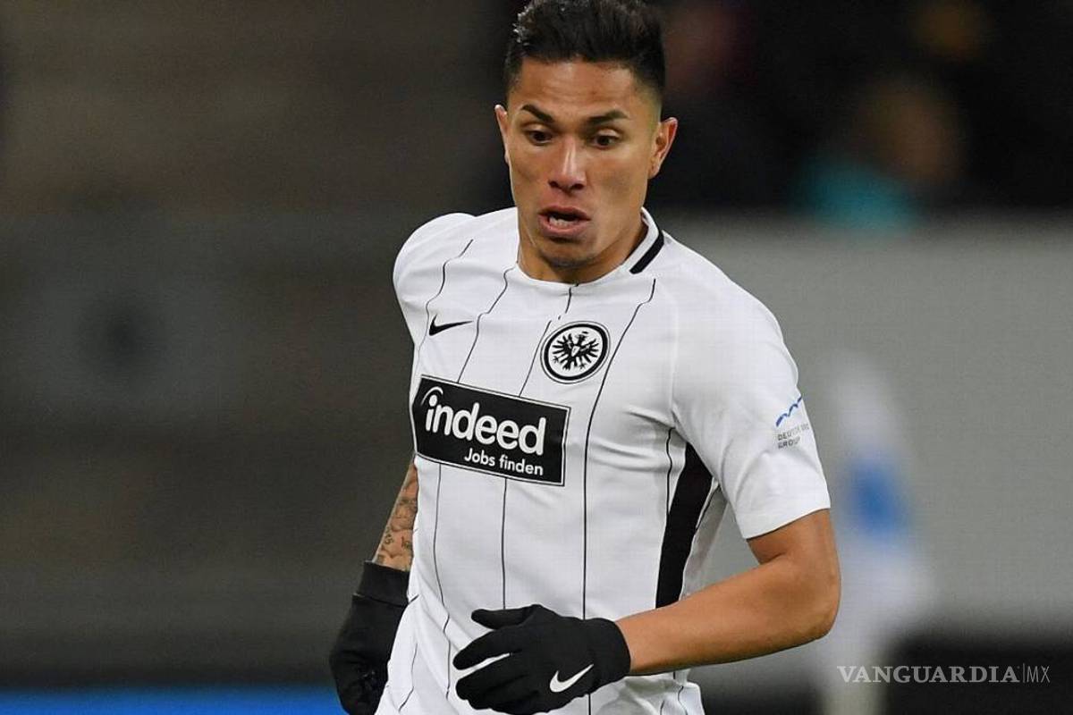 Se encienden las alarmas; Carlos Salcedo salió lesionado con el Frankfurt