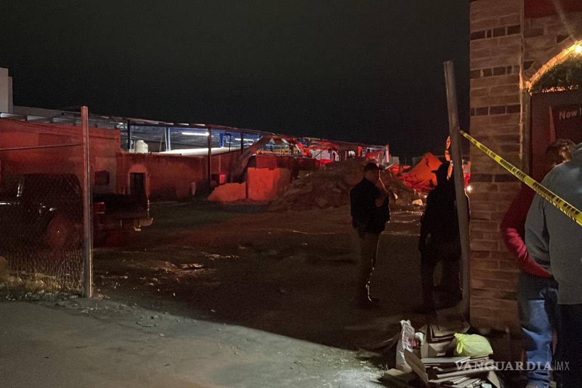 Edificio viejo se derrumba en Monclova y deja un trabajador sin vida; otro más resulta herido