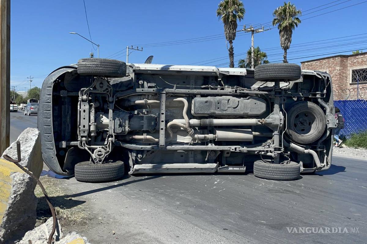 Vuelca tras impactarse contra muro de contención, al poniente de Saltillo