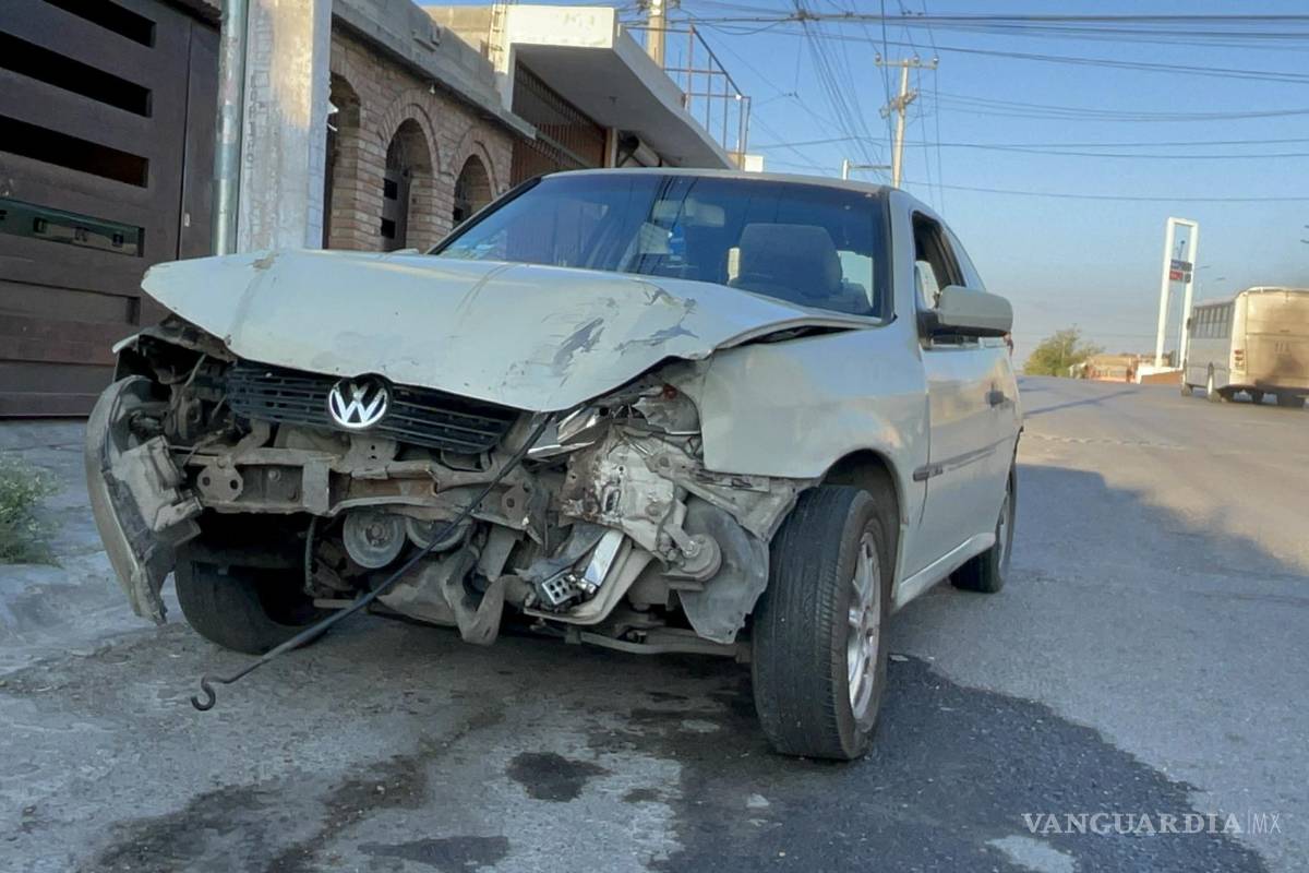 Conductor en presunto estado de ebriedad se pasa luz roja e intenta huir en Saltillo