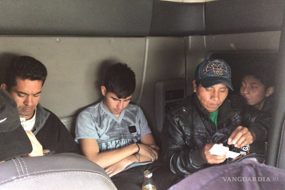 Rescatan a 5 migrantes hacinados en un tráiler en carretera de Coahuila