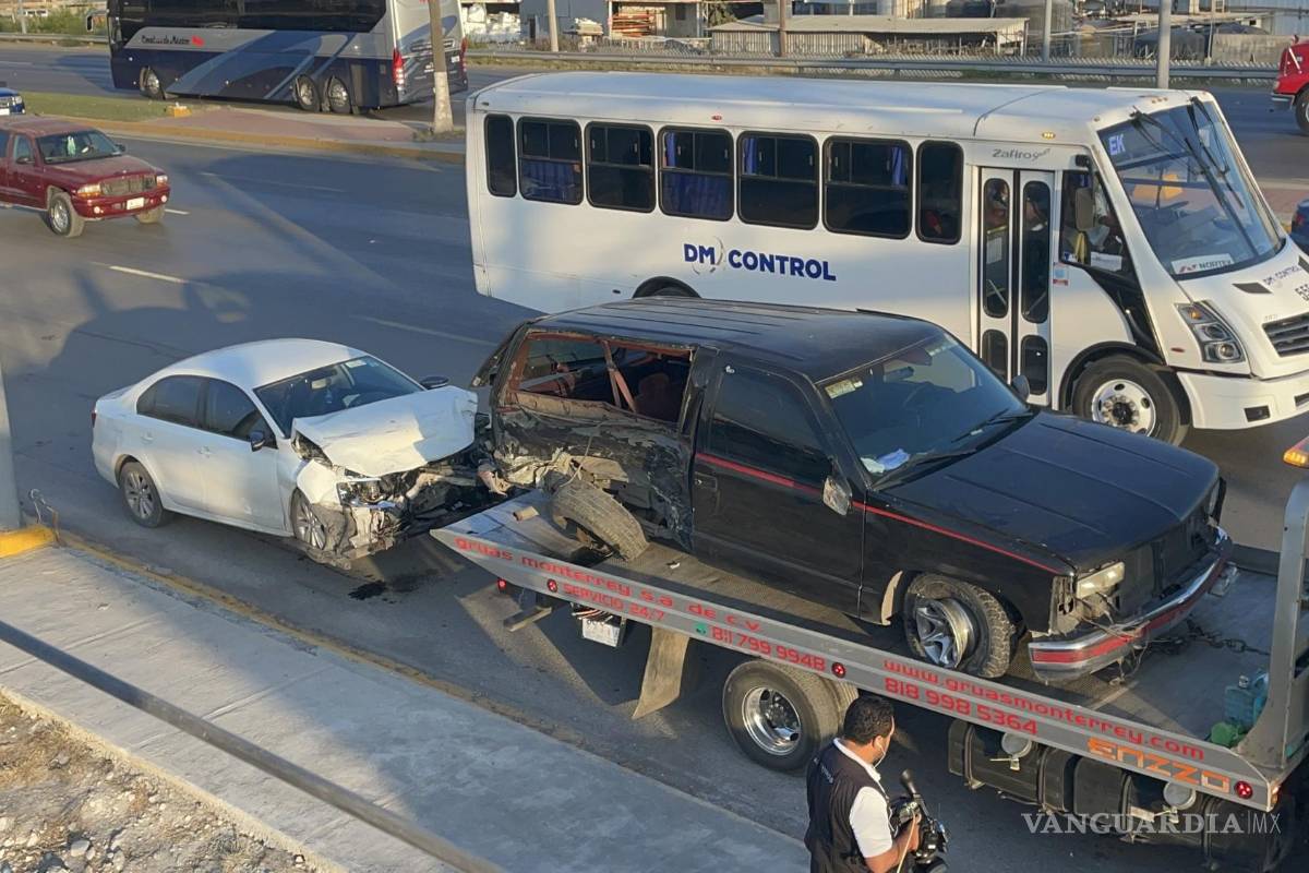 Dormita, pierde el control y se estampa contra vehículo; hombre resulta herido