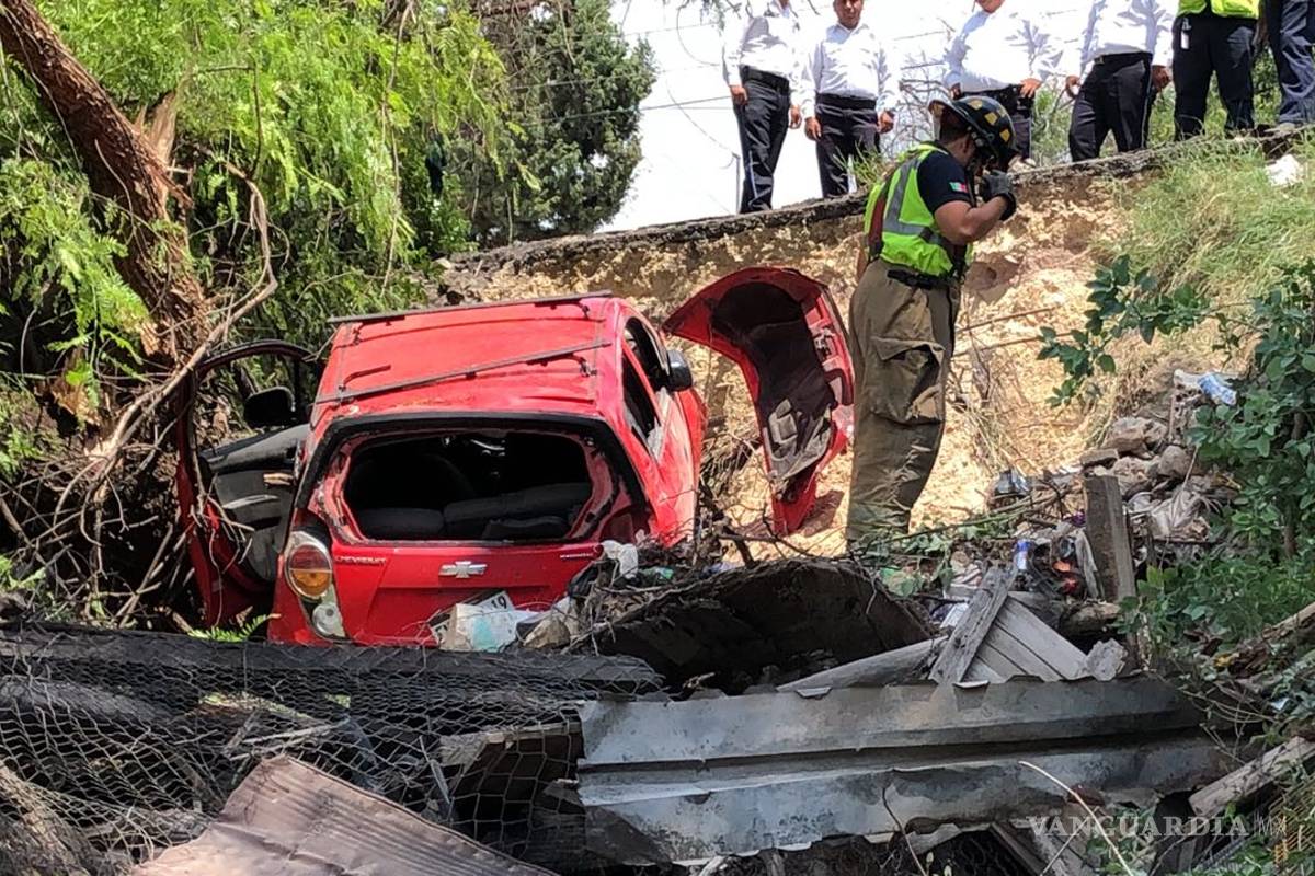 Transporte de personal cae en el patio de casa al sur de Saltillo... por segunda vez en el mes
