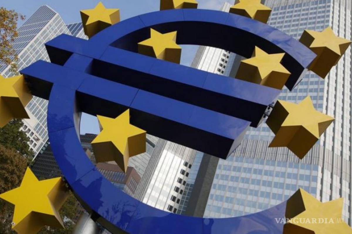 Subastarán la gran escultura azul del euro y símbolo de Europa