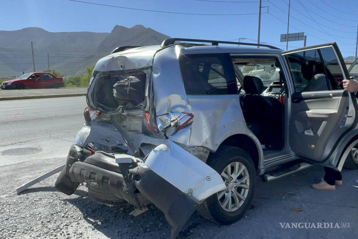 Conductor de transporte de personal deja 15 trabajadores lesionados al impactarse contra auto, al sur de Saltillo