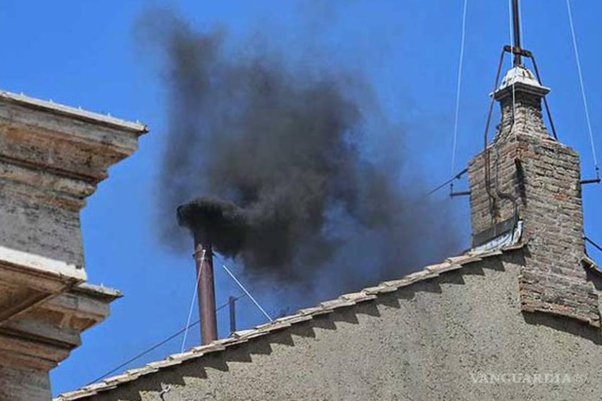 ¡Segunda fumata negra en el Vaticano!... los cardenales no consiguieron consenso para elegir nuevo Papa