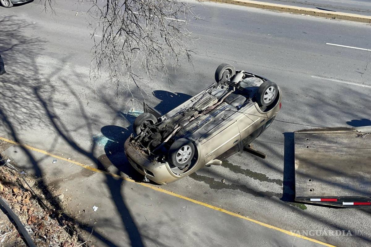 Cae auto desde seis metros en plaza comercial al sur de Saltillo; intentaba estacionarse