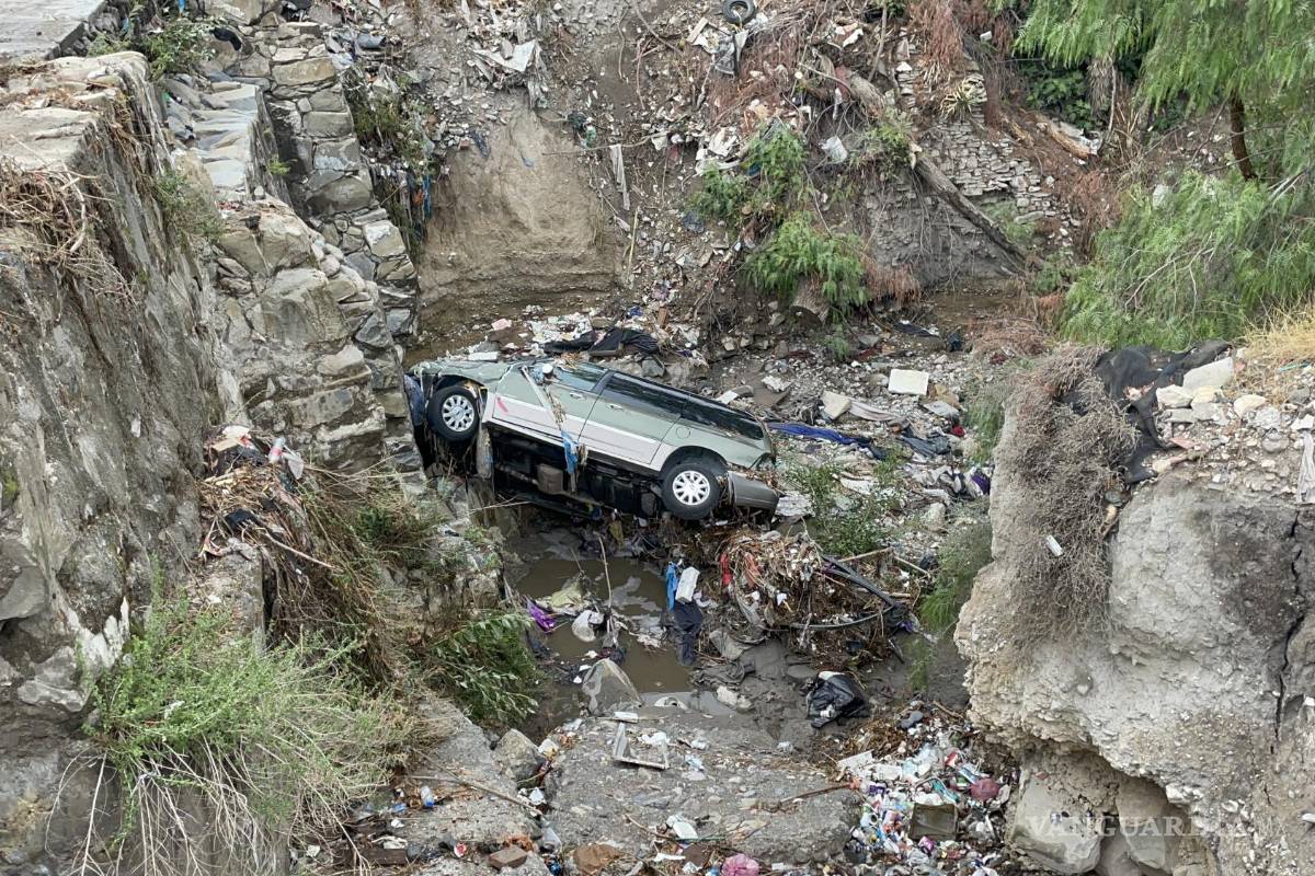 Saltillo: durante las lluvias, dos autos son arrastrados hasta el fondo de un arroyo en La Esmeralda