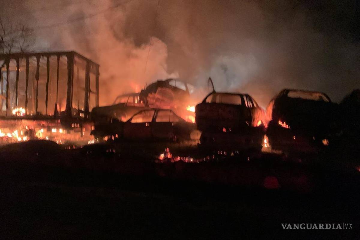 Incendio en corralón en Nuevo León consume 200 vehículos