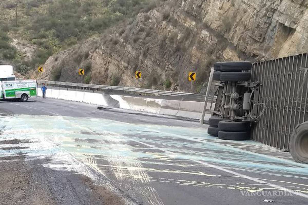 Vuelca trailer con material flamable en Los Chorros