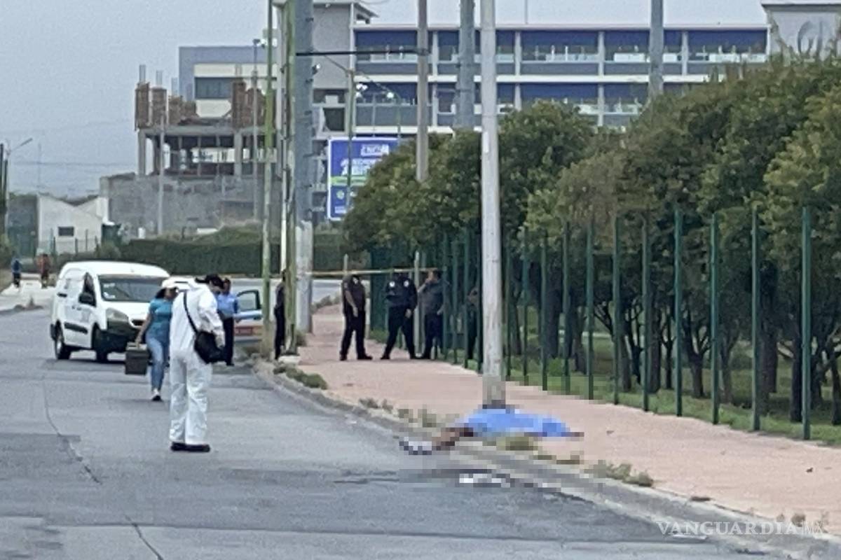 Hallan sin vida a hombre en una banqueta de Saltillo; investigan posible atropello