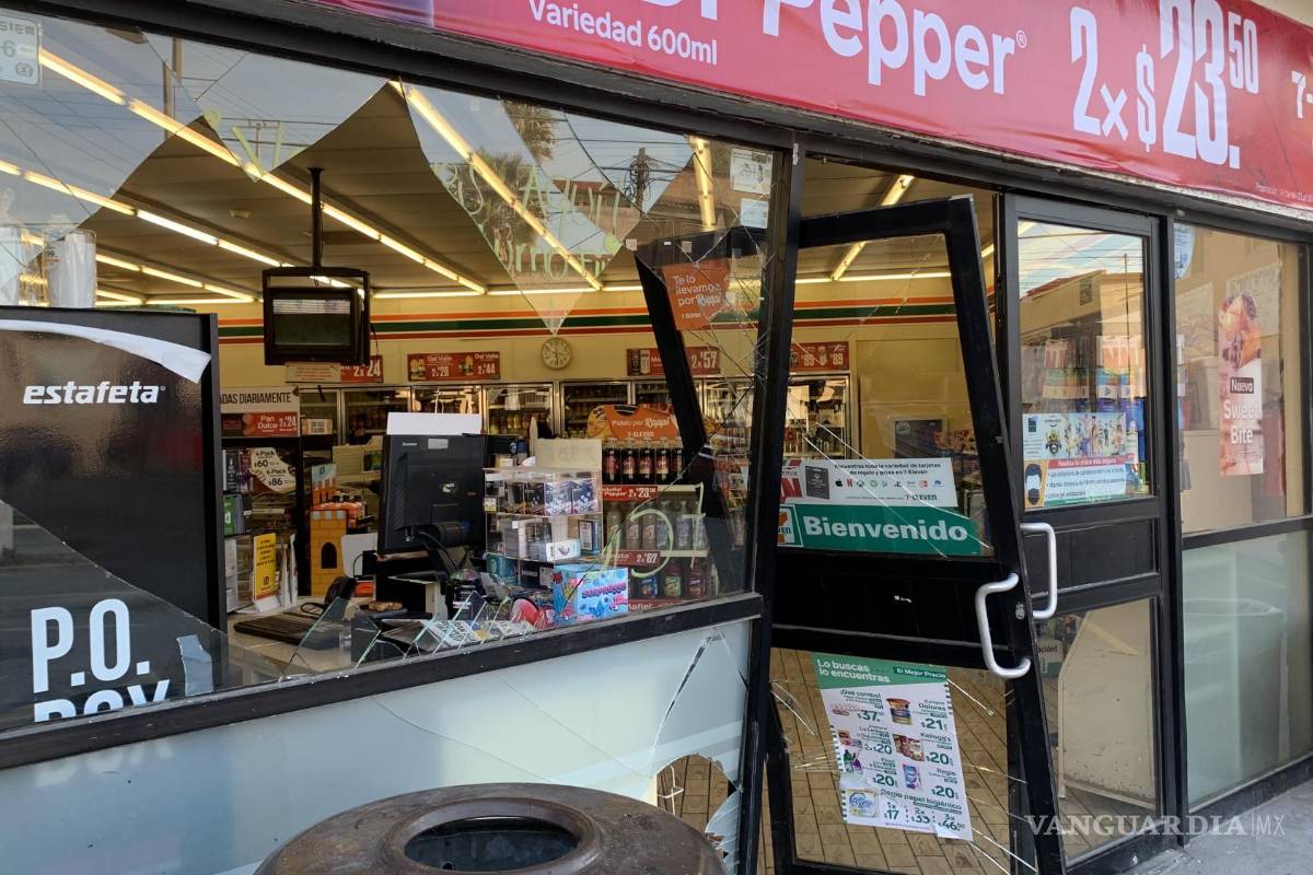 Salilo: escapa tras destrozar entrada de tienda de conveniencia