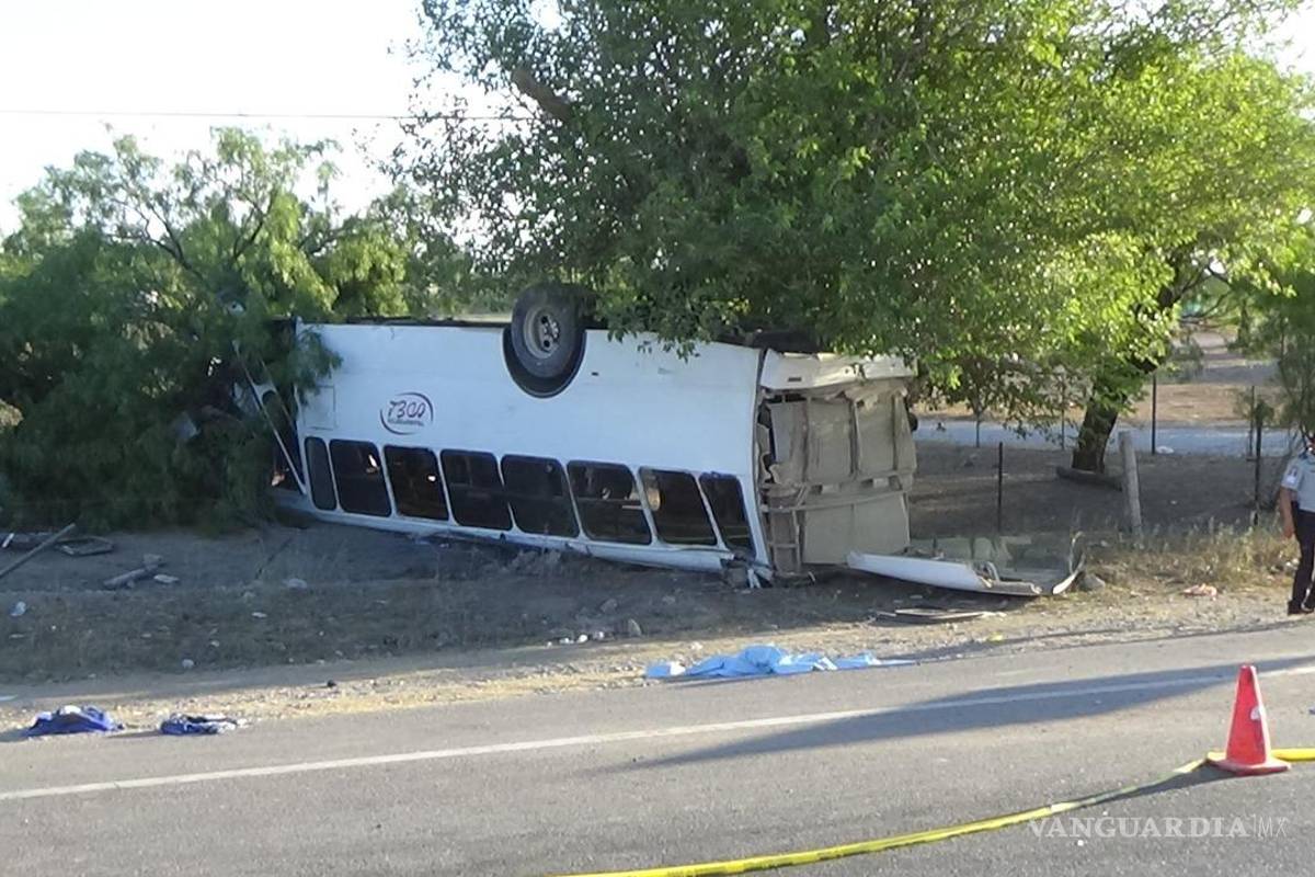 Vuelca camión con 40 trabajadores en carretera Acuña-Piedras Negras