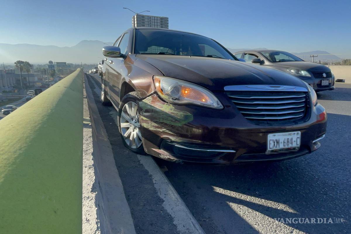Choca joven contra auto y barra metálica en Saltillo tras presunta falla en los frenos