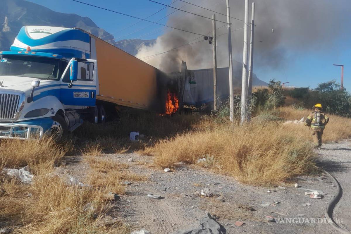 Tráiler de doble remolque cargado de pacas de cartón se incendia en la Carretera a Saltillo