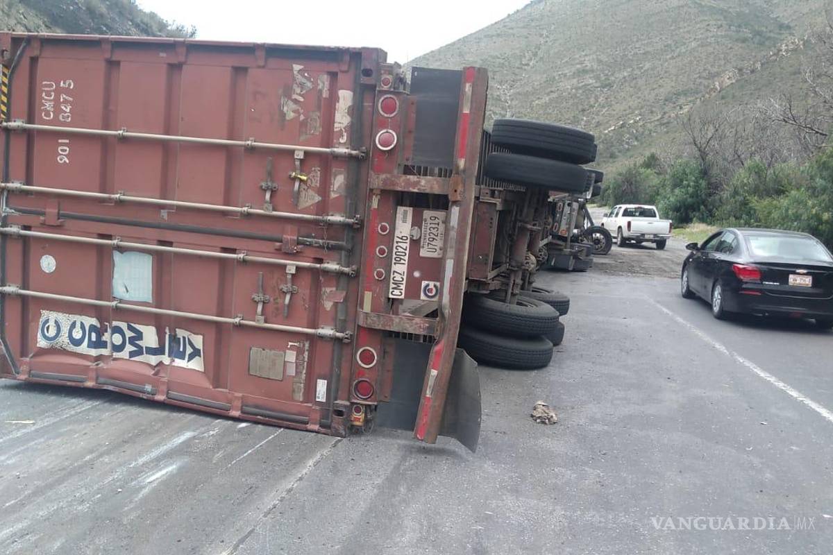 Bloqueo en la 57 por volcadura de tráiler