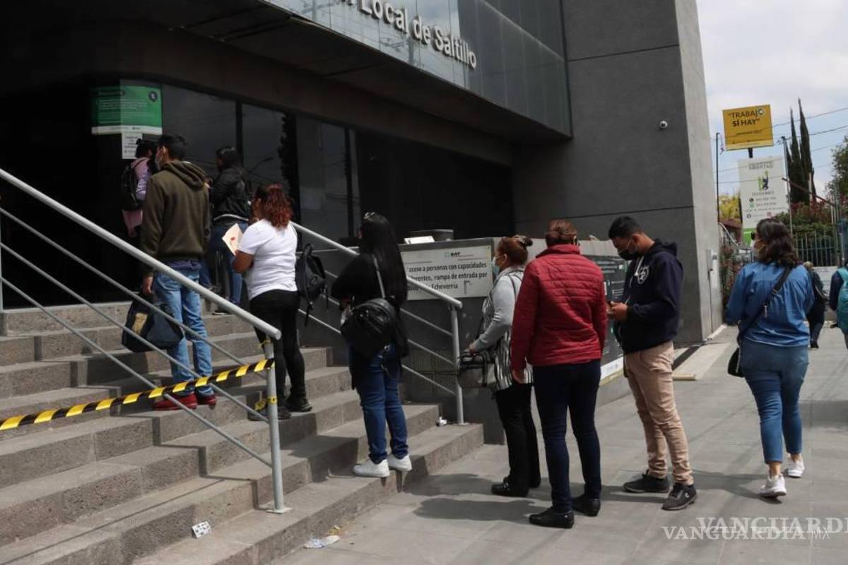Reta a empresas constancia de situación fiscal; persisten largas filas en SAT de Saltillo