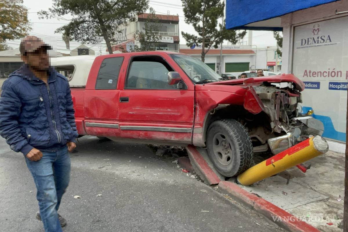 Derrapa y derriba postes de seguridad en farmacia de Saltillo