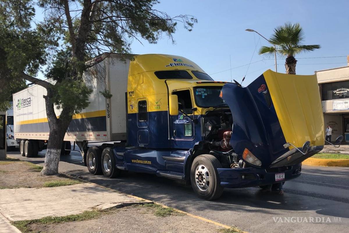 $!Rescatan a tres migrantes escondidos en camarote de tráiler en Saltillo