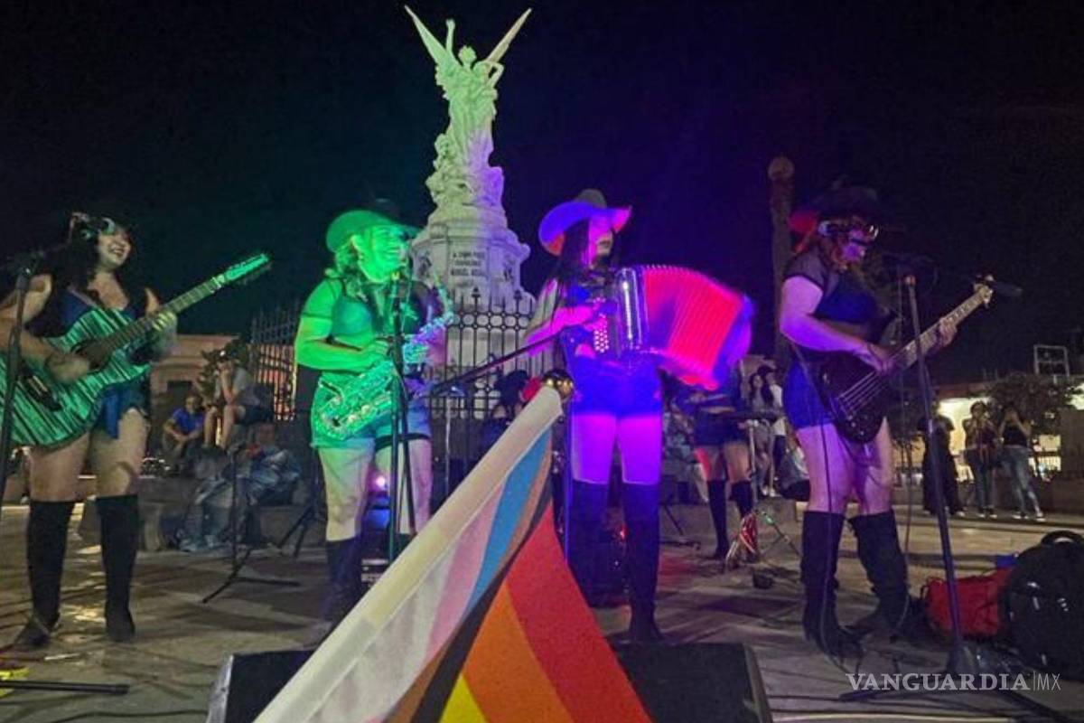 Al ritmo de fara fara, comunidad LGBT+ ‘toma’ la plaza Manuel Acuña de Saltillo