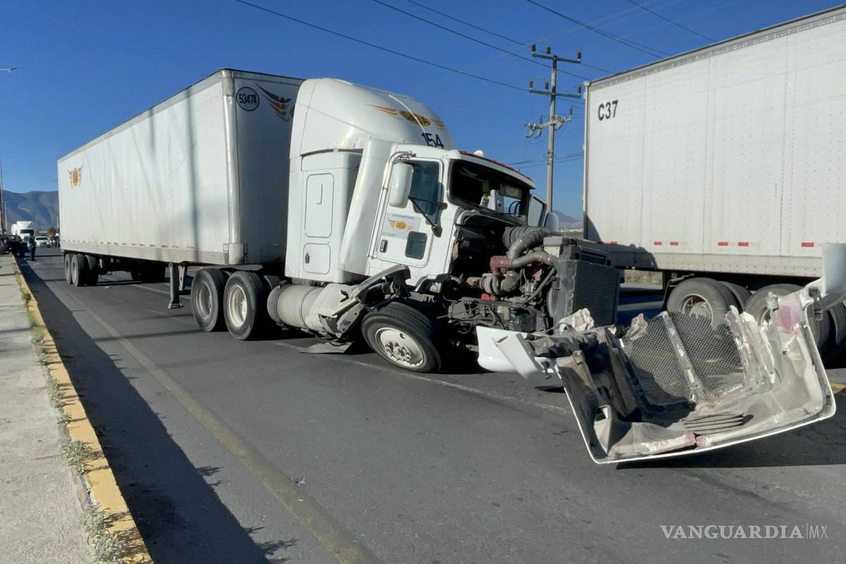 Choca contra tres y sube auto al camellón en el libramiento OFT; una mujer resultó lesionada