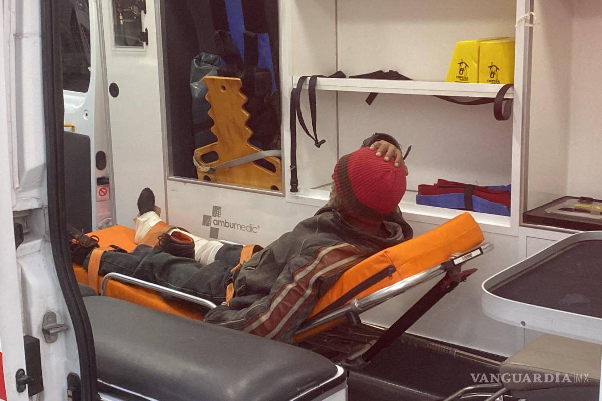 Conductor embiste a motociclista y le provoca una fractura expuesta, en Saltillo