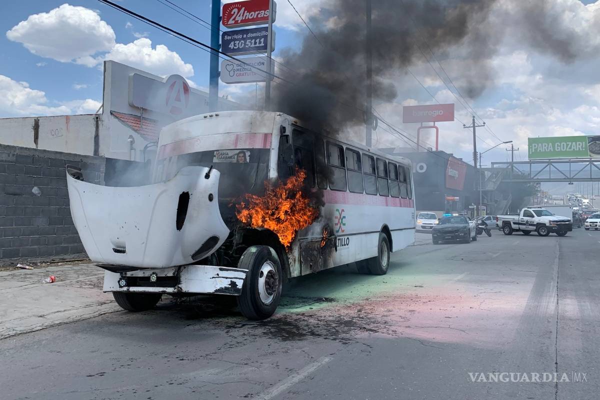 Arde combi por falla; apenas salía del taller al norte de Saltillo
