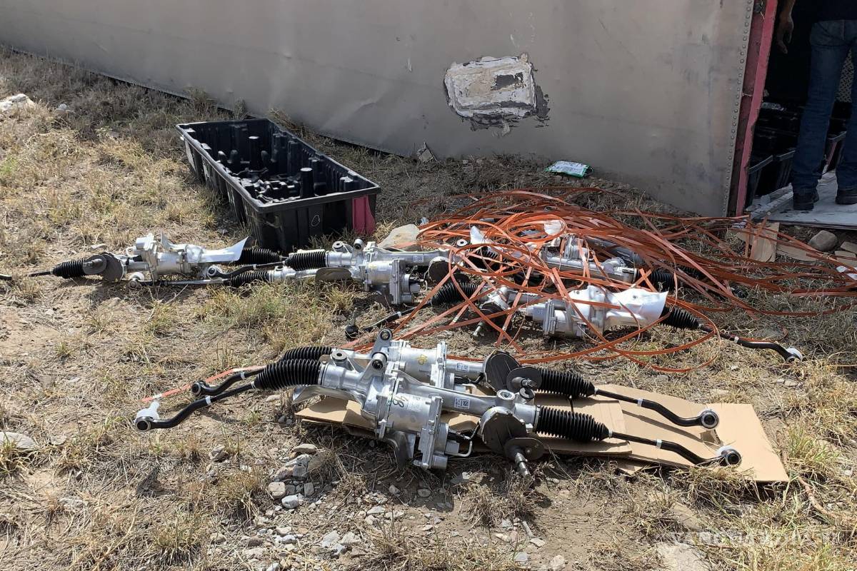 Traíler queda volcado a un costado de la carretera 57