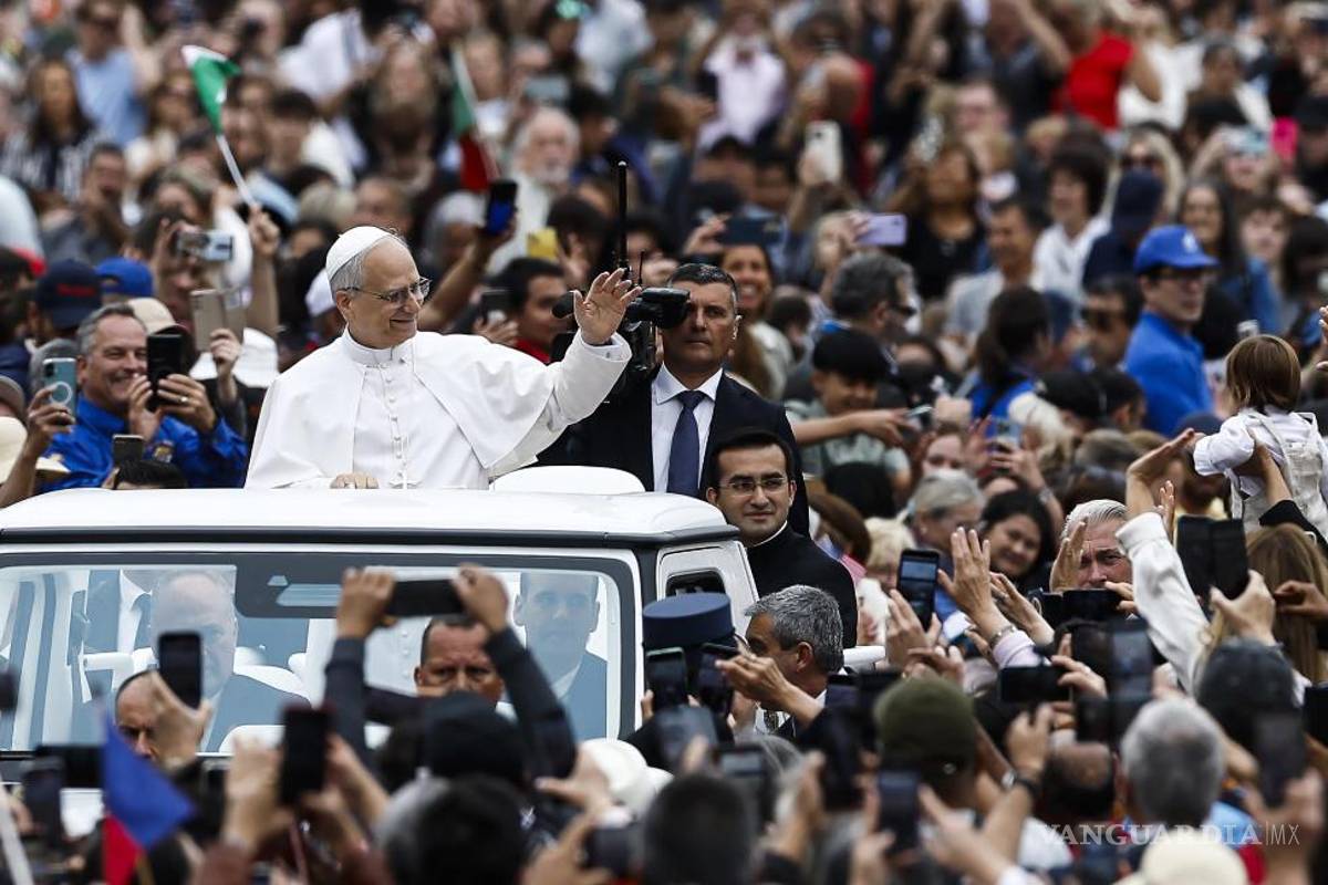 Papa León XIV realiza su primera audiencia general en la plaza de San Pedro; recuerda al papa Francisco