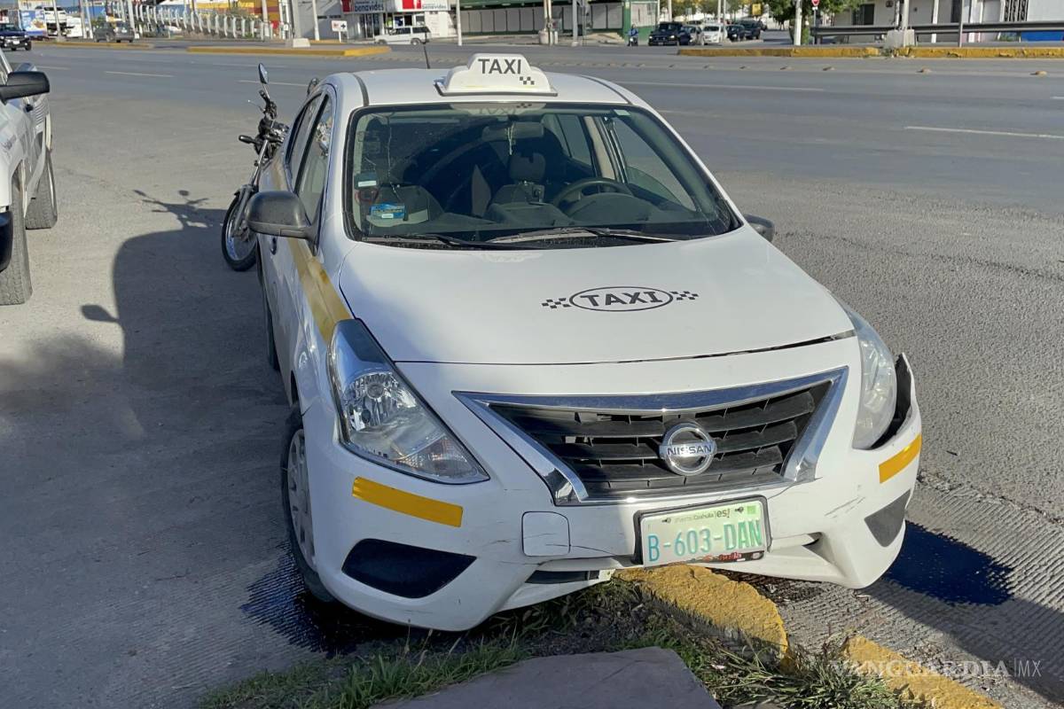 Por las prisas, motociclista provoca choque en el periférico de Saltillo
