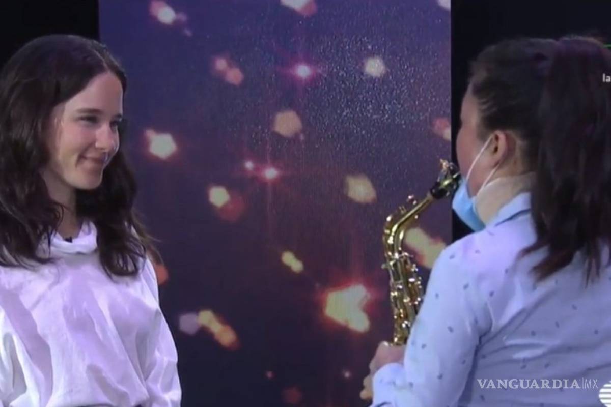 La saxofonista atacada con ácido toca junto a Ximena Sariñana