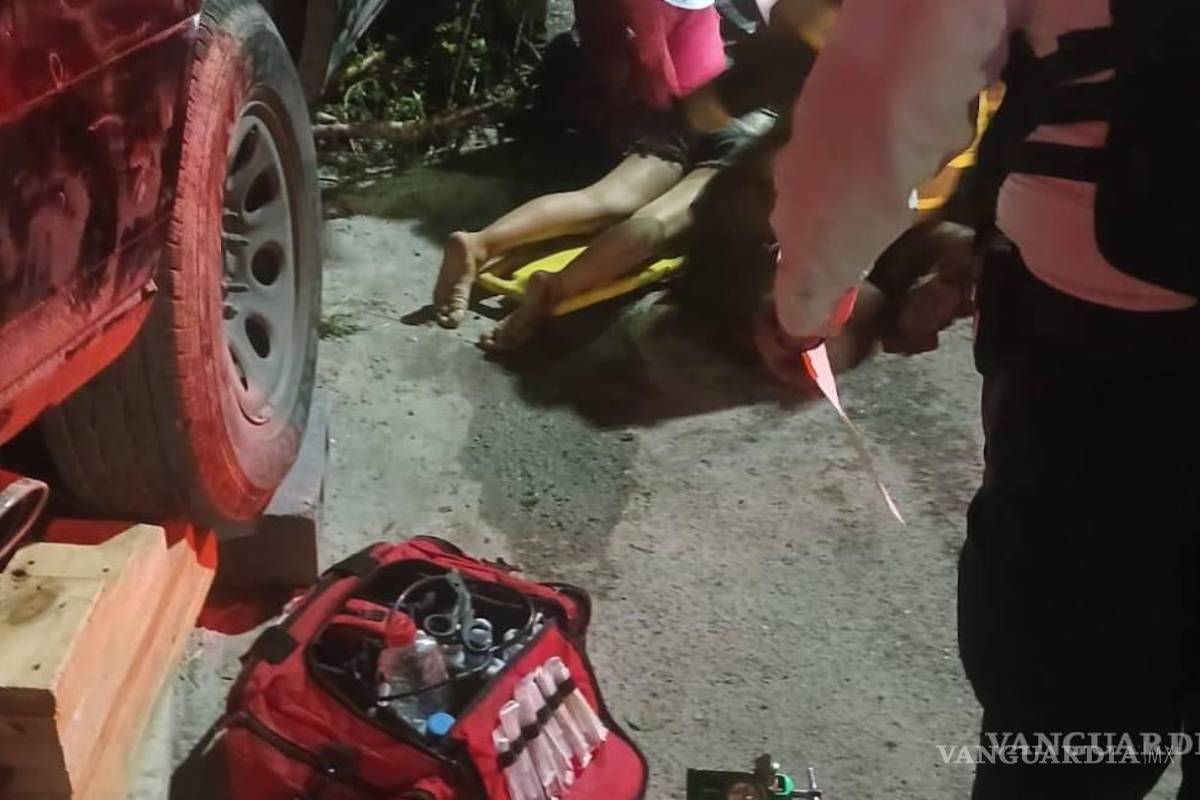 $!Servicios de emergencia trabajaron arduamente para rescatar a Sheila atrapada bajo el vehículo.