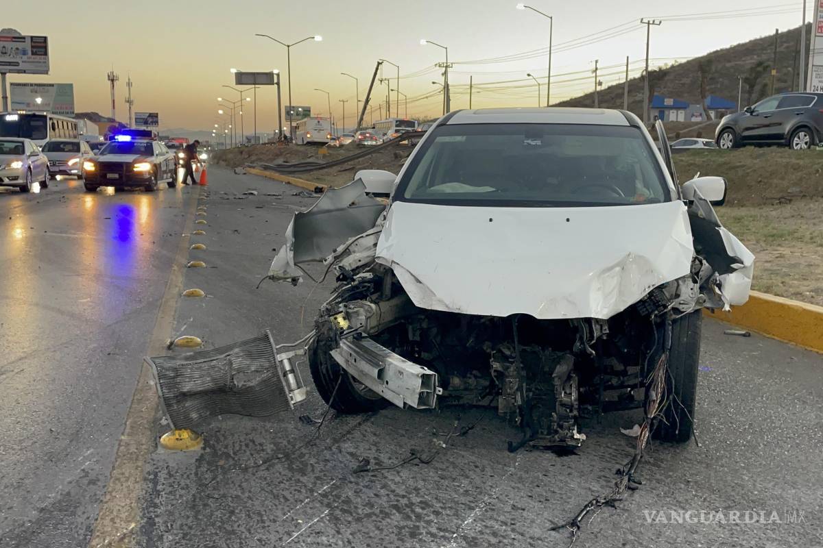 Se le sale el motor a distraído conductor tras estamparse contra tráiler, en la carretera Monterrey-Saltillo