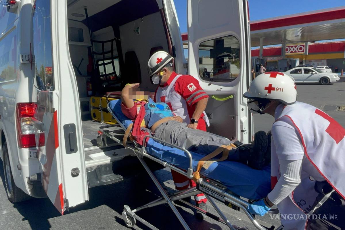 Ignora mujer señal de alto y es embestida por automóvil en V Carranza; la trasladan a hospital de Saltillo