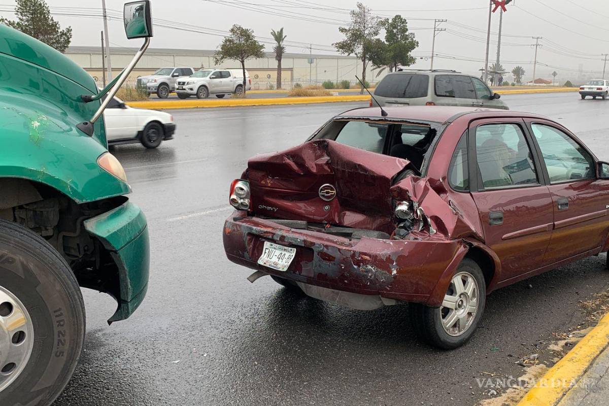 Tráiler provoca carambola en de 5 autos en Saltillo