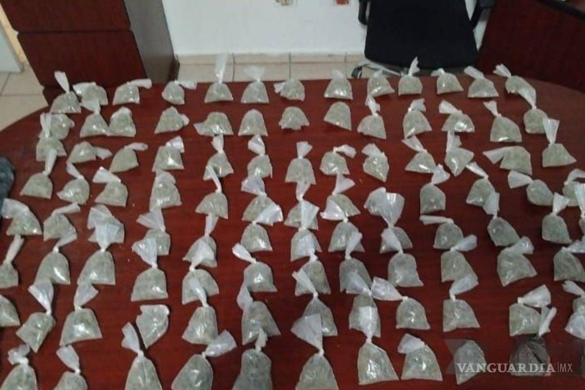 $!Elementos de Seguridad Pública de Cuatro Ciénegas durante el aseguramiento de 105 dosis de mariguana en la colonia Magdalenas.