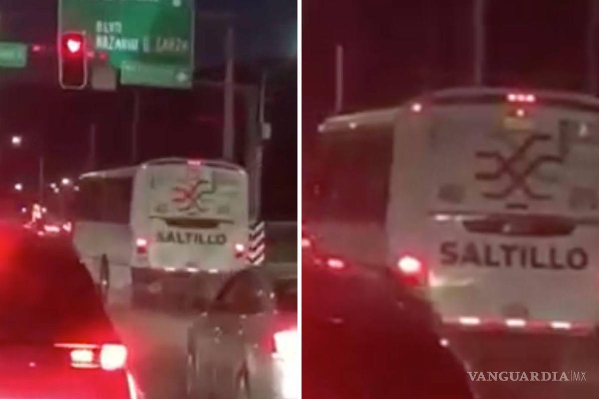 ¡Otra vez en Saltillo! Exhiben a transporte público pasándose semáforo en rojo y no respetando fila (video)