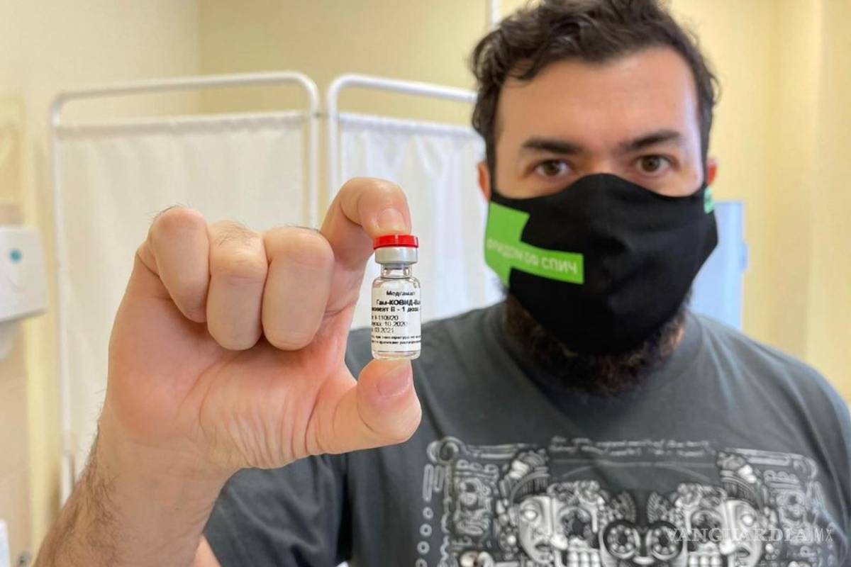 Ahmed Aguilar es el primer mexicano en recibir vacuna Sputnik V vs COVID-19 en Rusia