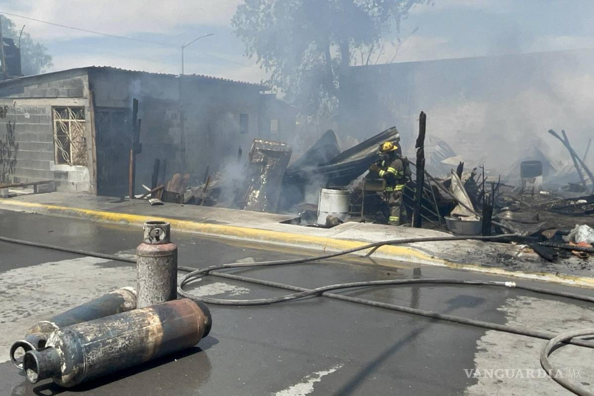 Familia saltillense pierde todo en incendio; veladora prendida inicia siniestro