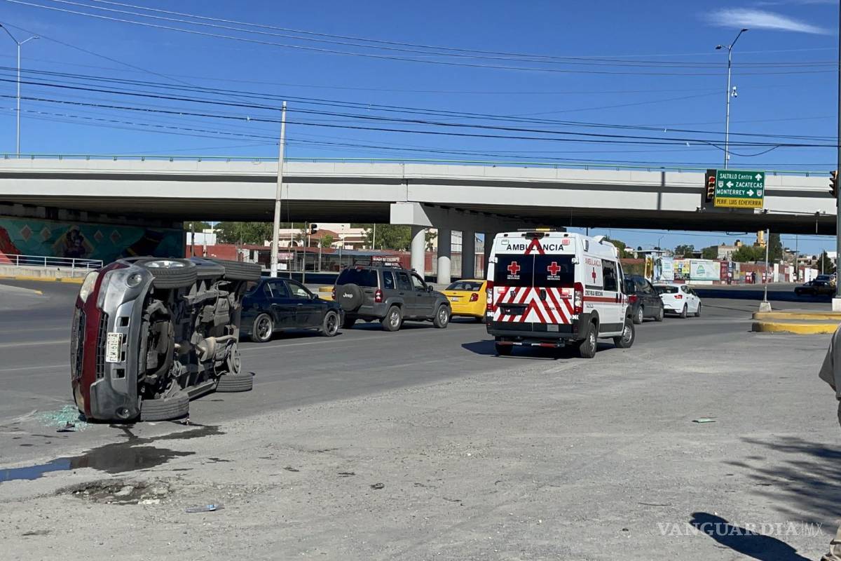 Se desmaya, choca y vuelca en bulevar de Saltillo