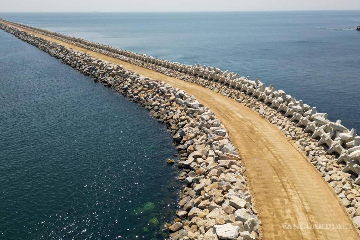 $!AMLO inauguró el rompeolas más grande de AL; permitiría llegada de grandes barcos comerciales