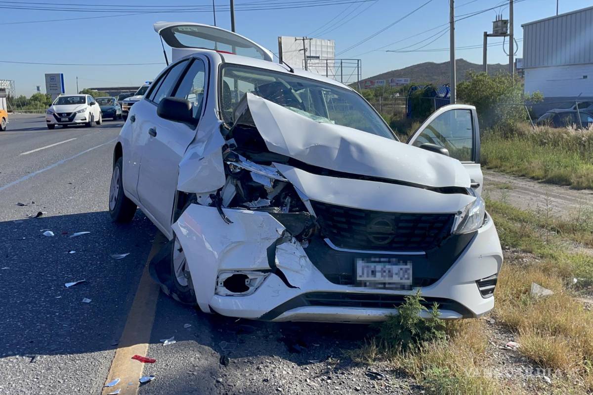 No alcanza a frenar y se impacta contra camioneta en Saltillo; conductora resulta lesionada