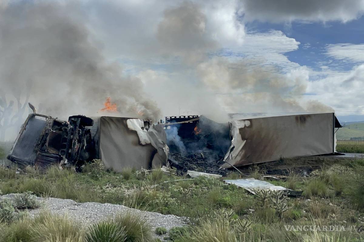 Se salva de milagro: tráiler arde en llamas tras quedar ‘llantas al cielo’ en carretera Matehuala-Saltillo
