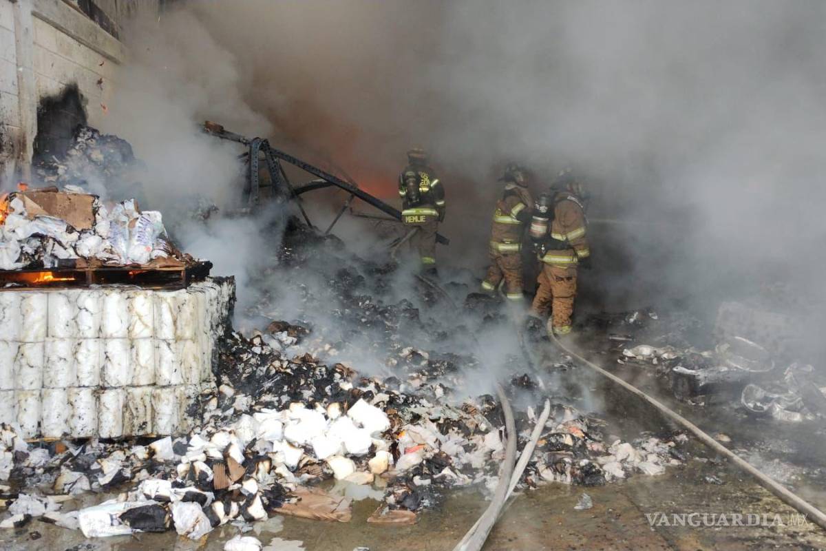 Incendio en bodegas deja evacuados y un hombre lesionado, en Nuevo León