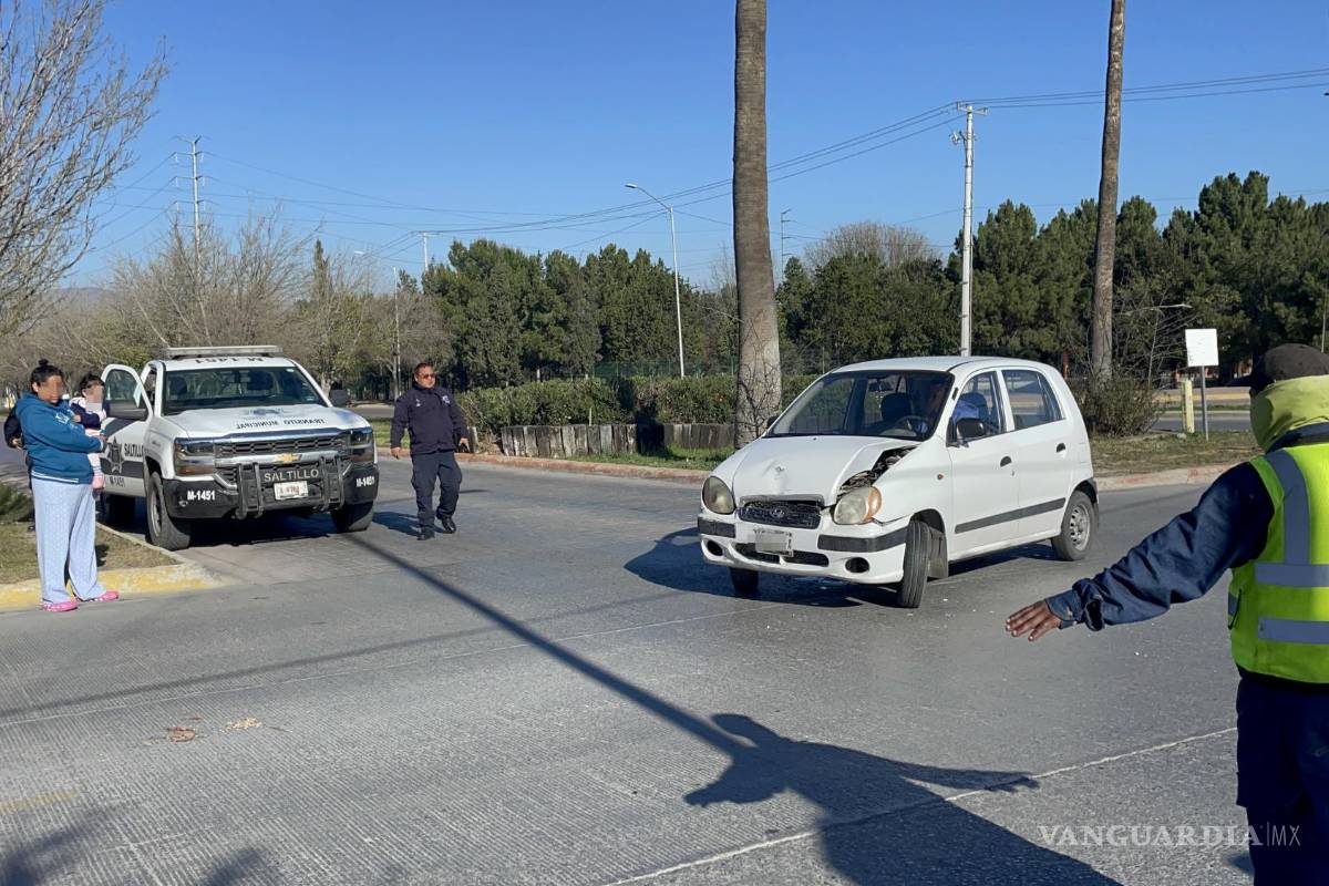 Ignora señal de alto y colisiona contra vehículo en Centro Metropolitano de Saltillo