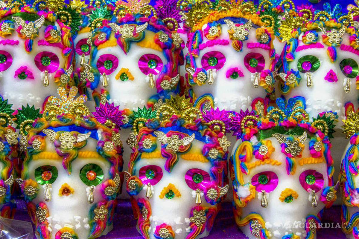 El hipnótico proceso de hacer calaveritas de azúcar para el Día de Muertos