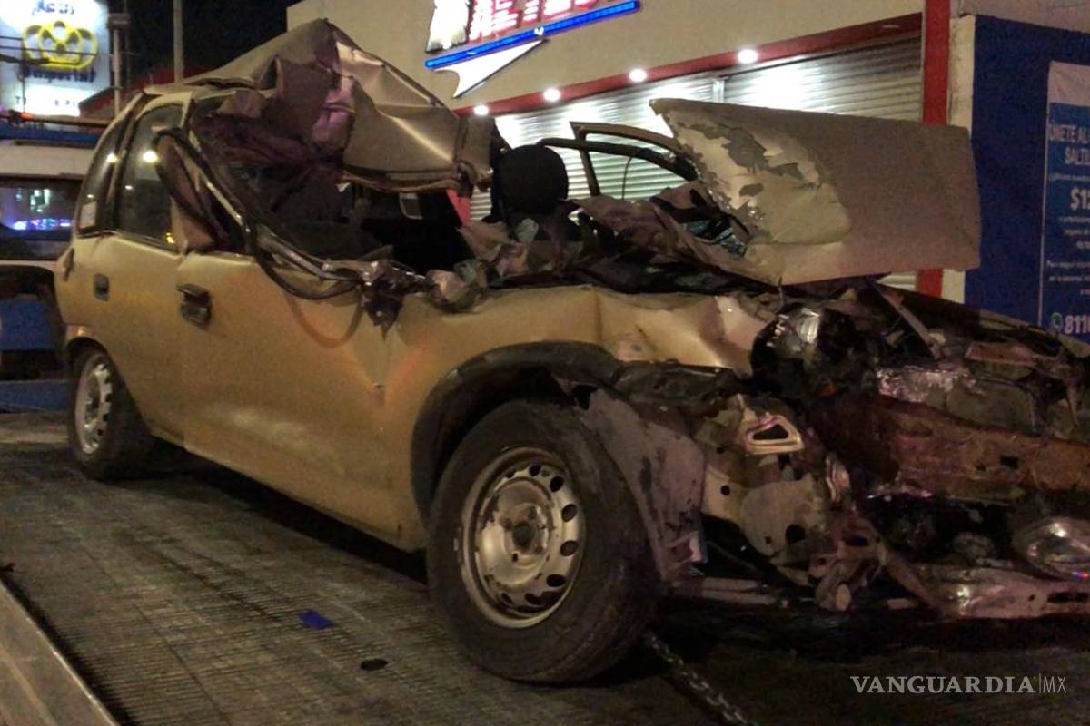 $!Mujer en estado de ebriedad destroza su vehículo al impactar contra pipa