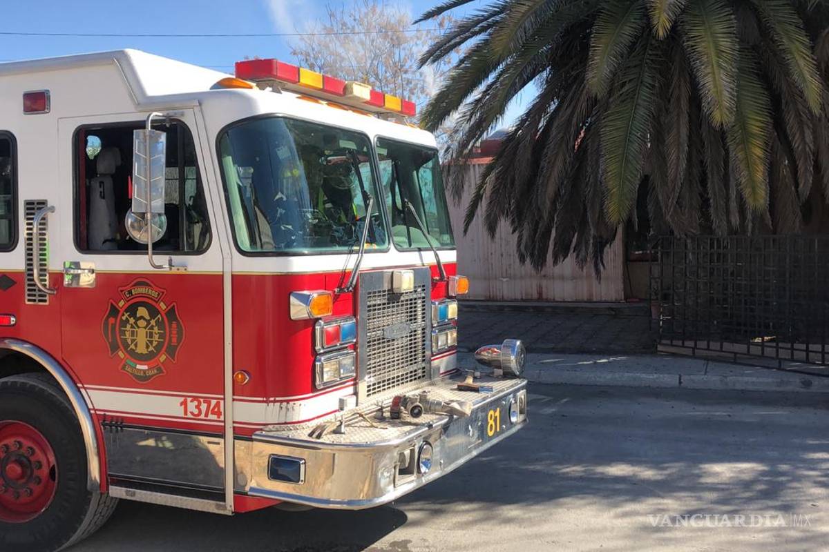 Rescatan bomberos a mascota de las llamas de incendio
